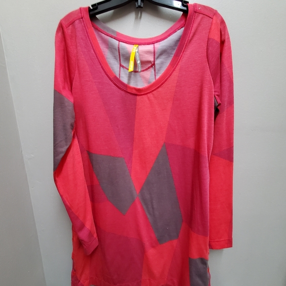 Multiple tops - Picture 2 of 12